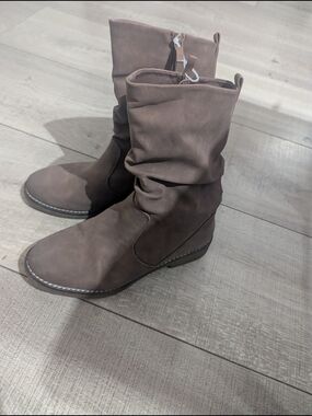 Dream Pairs Slouchy Ankle Boots in Taupe Brown